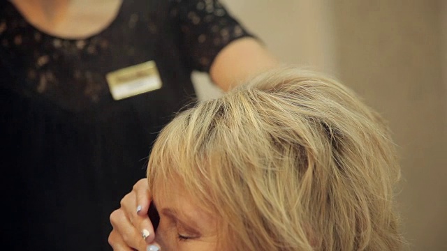 美发师为女人做头发视频素材
