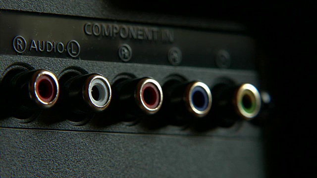电视机背面的模拟音频-视频RCA连接器视频素材