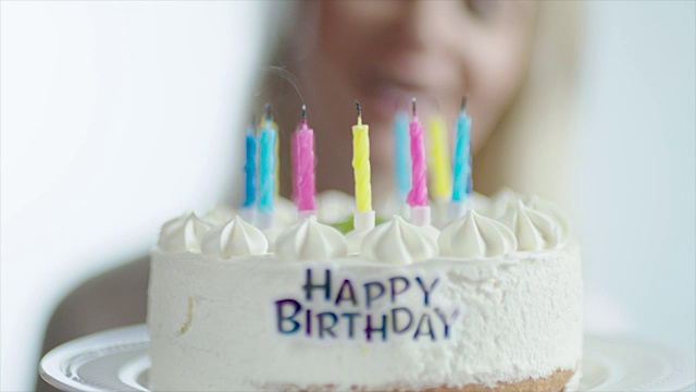 年轻女人和她的生日蛋糕视频素材
