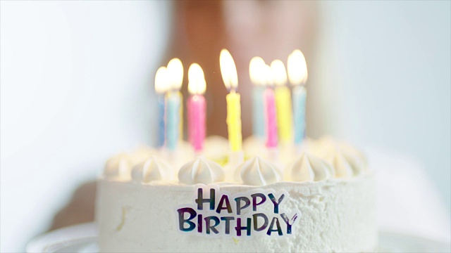 生日蛋糕和点燃的蜡烛视频素材