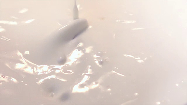 一片片桃子掉进酸奶里的慢镜头视频下载