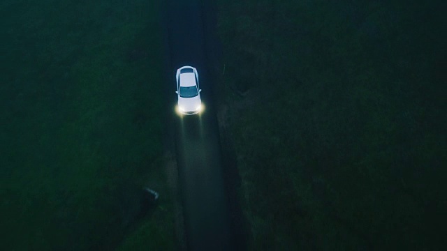 鸟瞰图电动汽车行驶在乡村道路上视频素材