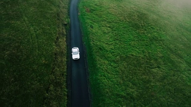 鸟瞰图电动汽车行驶在乡村道路上视频素材