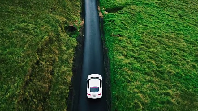 鸟瞰图电动汽车行驶在乡村道路上视频下载