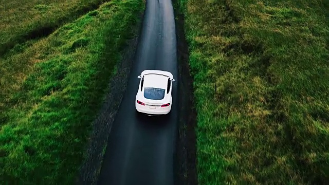 鳥瞰圖電動汽車行駛在鄉村道路上視頻素材