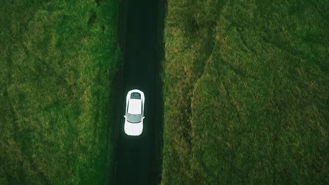 鸟瞰图电动汽车行驶在乡村道路上视频购买