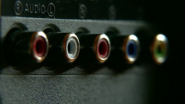 电视机背面的模拟音频-视频RCA连接器视频素材