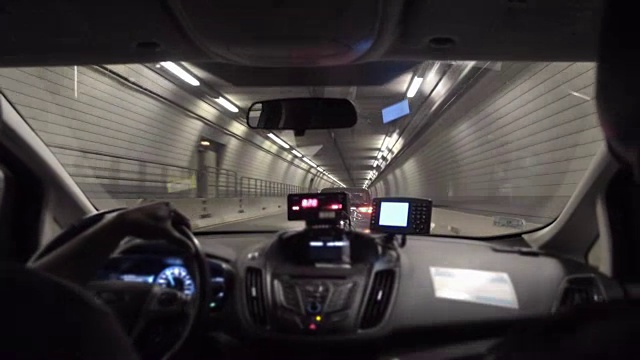 波士顿隧道中一辆出租车内乘客的后座视图视频购买
