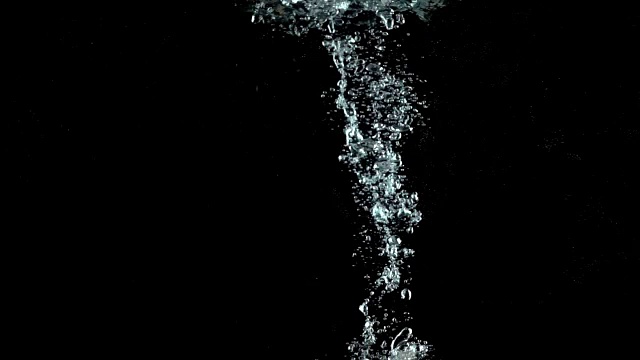 一个苹果在黑色背景下落在水中。超级慢动作视频下载