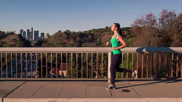 健身女人慢跑洛杉矶慢动作视频下载