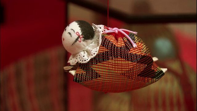 手工中国妈祖装饰，倾斜到一个可爱的鸟装饰。视频素材