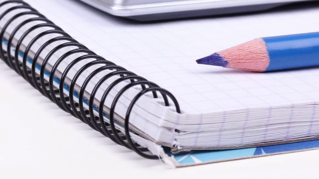 钢笔和铅笔在纸上，笔记本和计算器视频素材