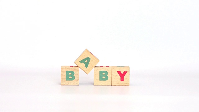 单词baby是由木头方块上的字母组成的视频素材