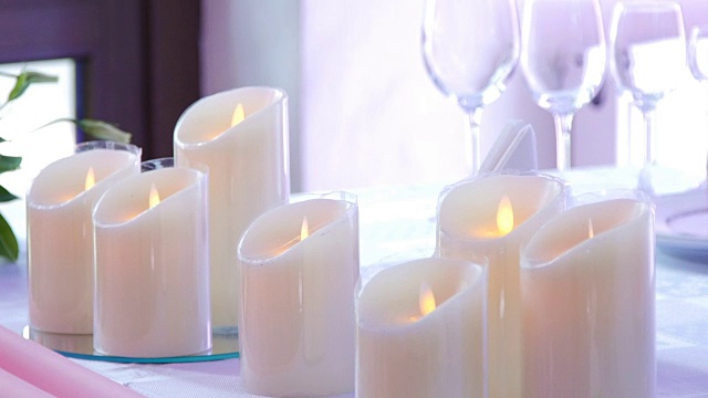 婚礼装饰桌上的蜡烛和两个瓶子视频下载