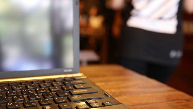 他在一家咖啡馆用笔记本电脑工作。视频素材