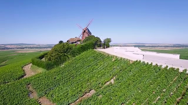 法国，香槟，兰斯蒙太尼地区公园，韦尔泽内的风车视频素材