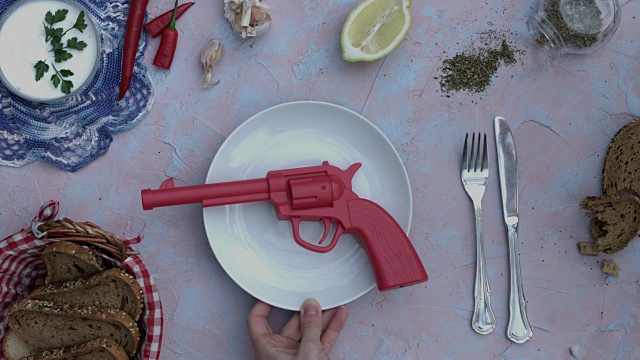 4k食物组成在一个古老的背景与枪在盘子视频下载
