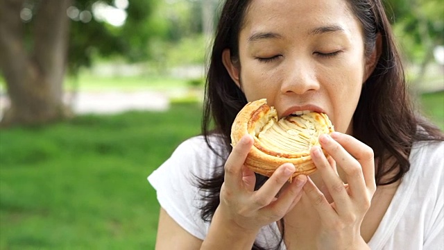 录像亚洲女人成熟成人吃面包碳水化合物视频下载