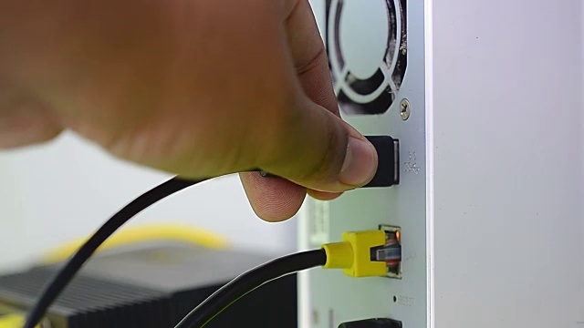 特写手的人拆卸和插入USB电缆网络附加存储视频素材