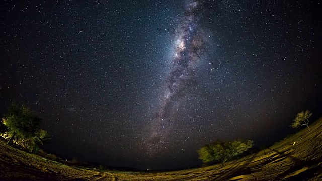 纳米比亚纳米布沙漠外的星空和明亮的银河的明显旋转。鱼眼视图。时间流逝的视频。视频素材