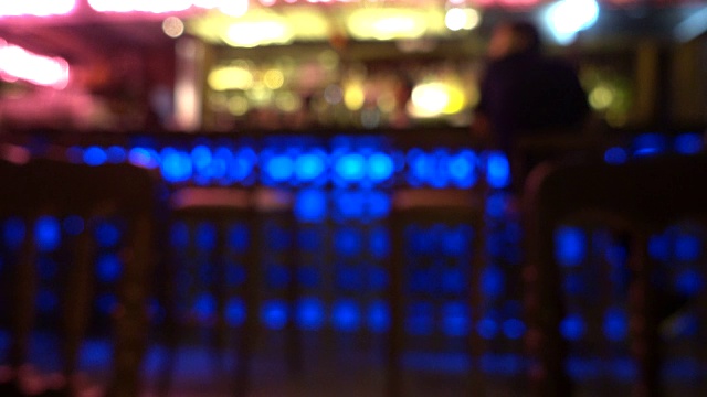 4k视频，夜店吧台吧台模糊的背景视频素材