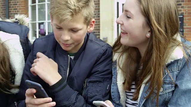 镇上的青少年朋友用R3D拍摄的手机视频素材