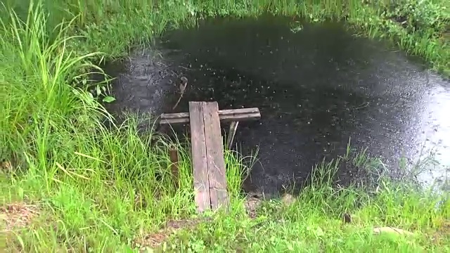 雨水落入池塘视频素材