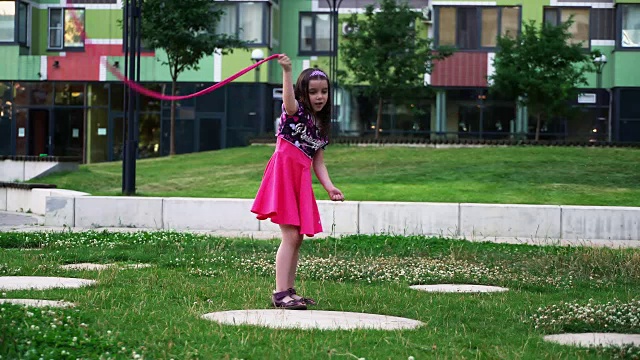 小女孩在院子里玩绳子。视频下载
