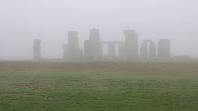英国大雾中的巨石阵视频素材
