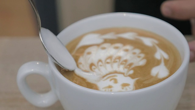 特写镜头的咖啡师完成奶油图片拿铁抹茶视频素材