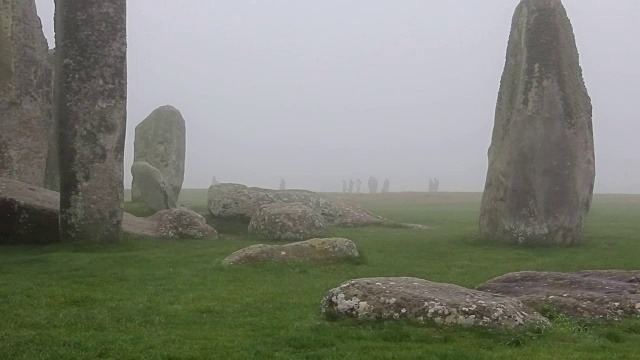 英国巨石阵附近大雾中的人们视频素材
