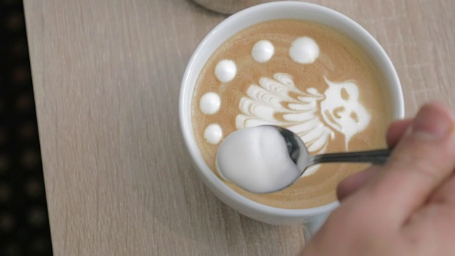 特写镜头的咖啡师完成奶油图片拿铁抹茶视频素材