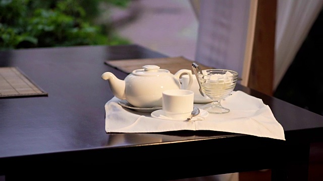 一个茶杯，一个茶壶和一个糖碗视频素材