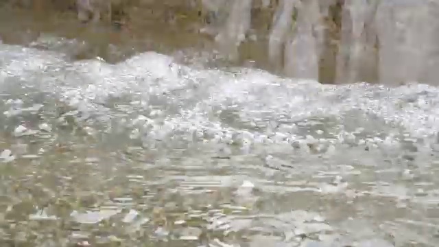 水在公园里流动视频素材