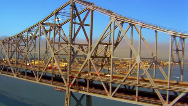 从空中俯瞰横跨水面的海湾大桥/旧金山，加利福尼亚视频素材