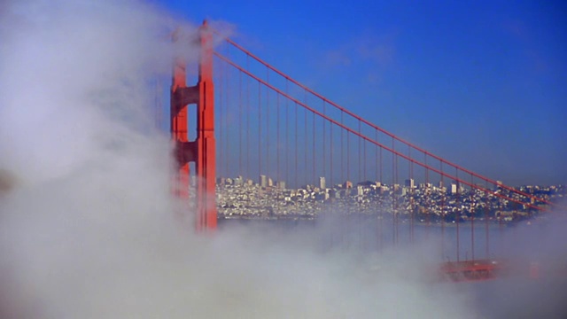 雾掠过旧金山湾和金门大桥，背景是交通/城市景观/加利福尼亚视频素材