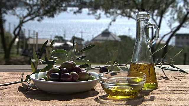 外面的桌子上有橄榄和橄榄油视频素材
