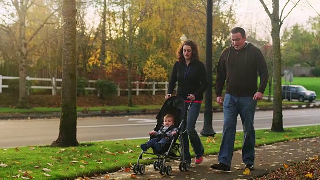 秋天的一天，父母推着婴儿车散步视频下载