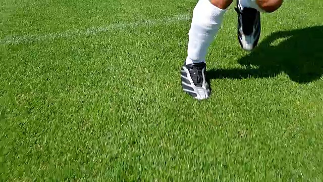 足球运动员在足球场上领先，慢镜头视频素材