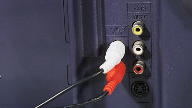 插入插槽的白色和红色线缆视频下载