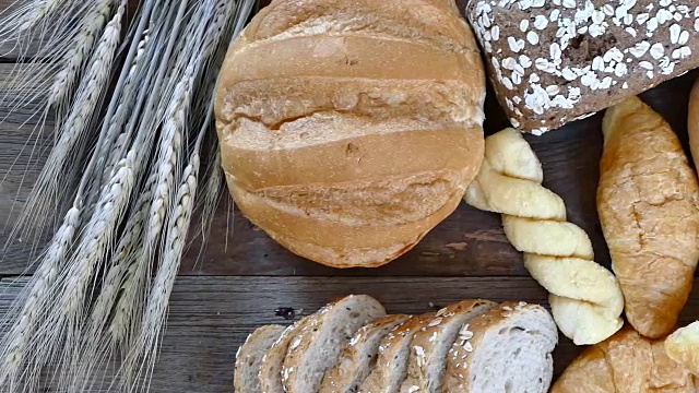 HD多莉，俯视图各种面包和烘焙食品。视频素材