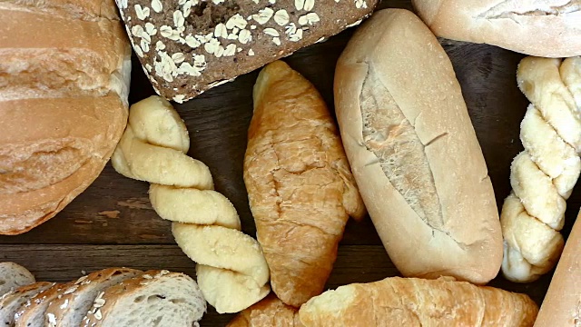 HD多莉，俯视图各种面包和烘焙食品。视频素材