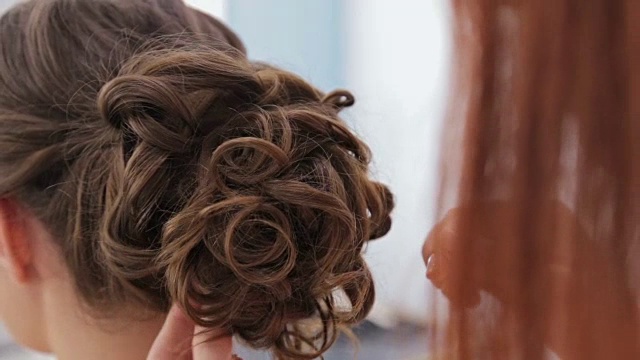 2次。美发师为年轻漂亮的女士整理发型视频下载