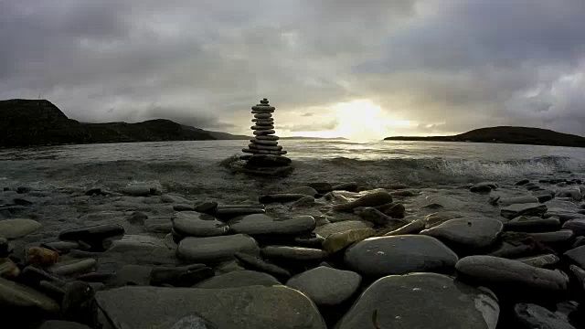 苏格兰海岸上轻柔拍打的海浪视频素材