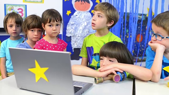 幼儿园里善于表达的孩子视频下载