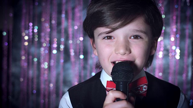 4K迪斯科圣诞拍摄的孩子唱歌的麦克风视频下载