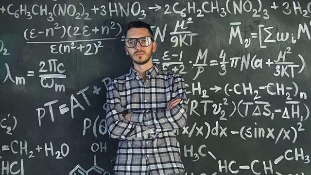 年轻的科学家男人摆姿势在化学和数学方程式墙房间内部视频素材