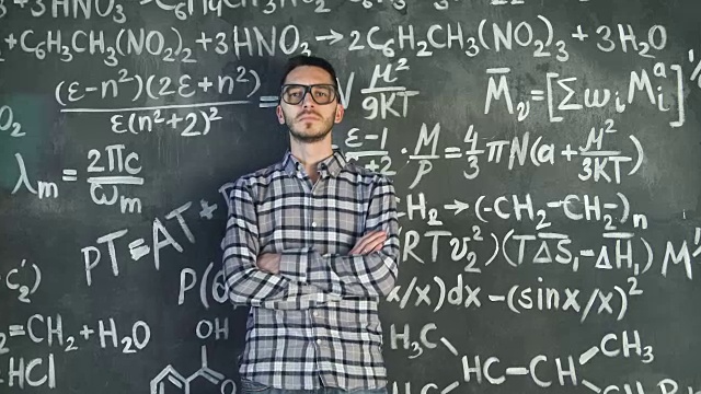年轻的科学家男人摆姿势在化学和数学方程式墙房间内部视频素材