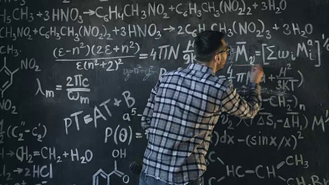 年轻的科学家在墙上写化学和数学方程视频素材