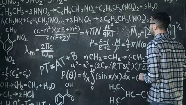 年轻的科学家在墙上写化学和数学方程视频下载